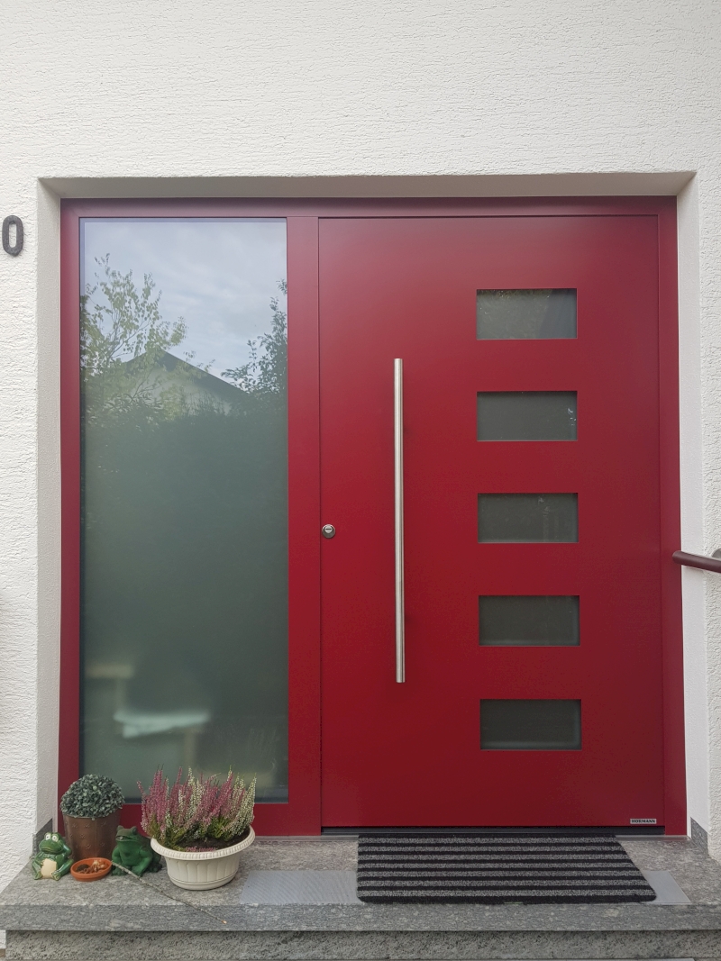 Aluhaustür in Purpurrot lackiert mit Seitenteil, Sicherheitklasse RC3