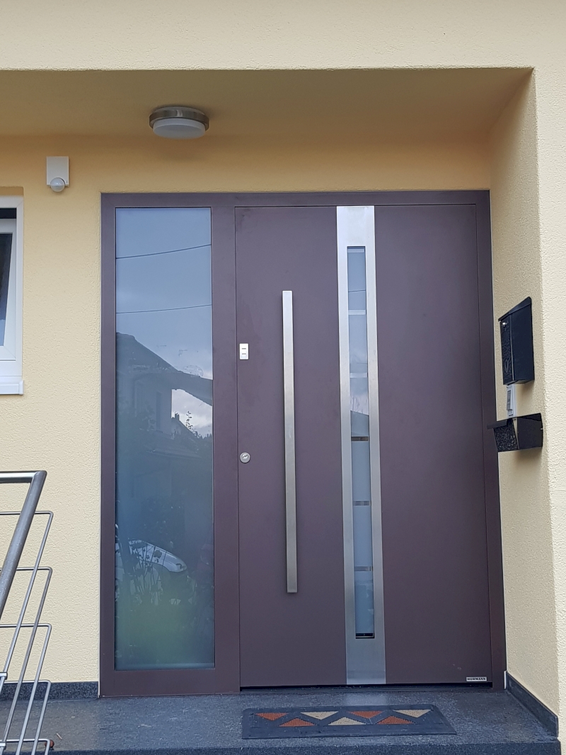 Aluhaustür in Maronfarbe lackiert mit Seitenteil und Fingerscan, Sicherheitklasse RC3