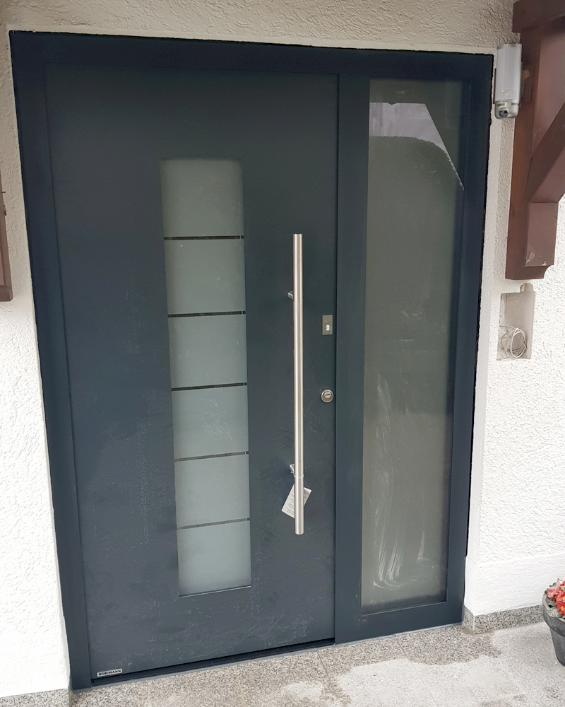 Aluhaustür in Anthrazit lackiert mit Seitenteil und Fingerscan, Sicherheitklasse RC3