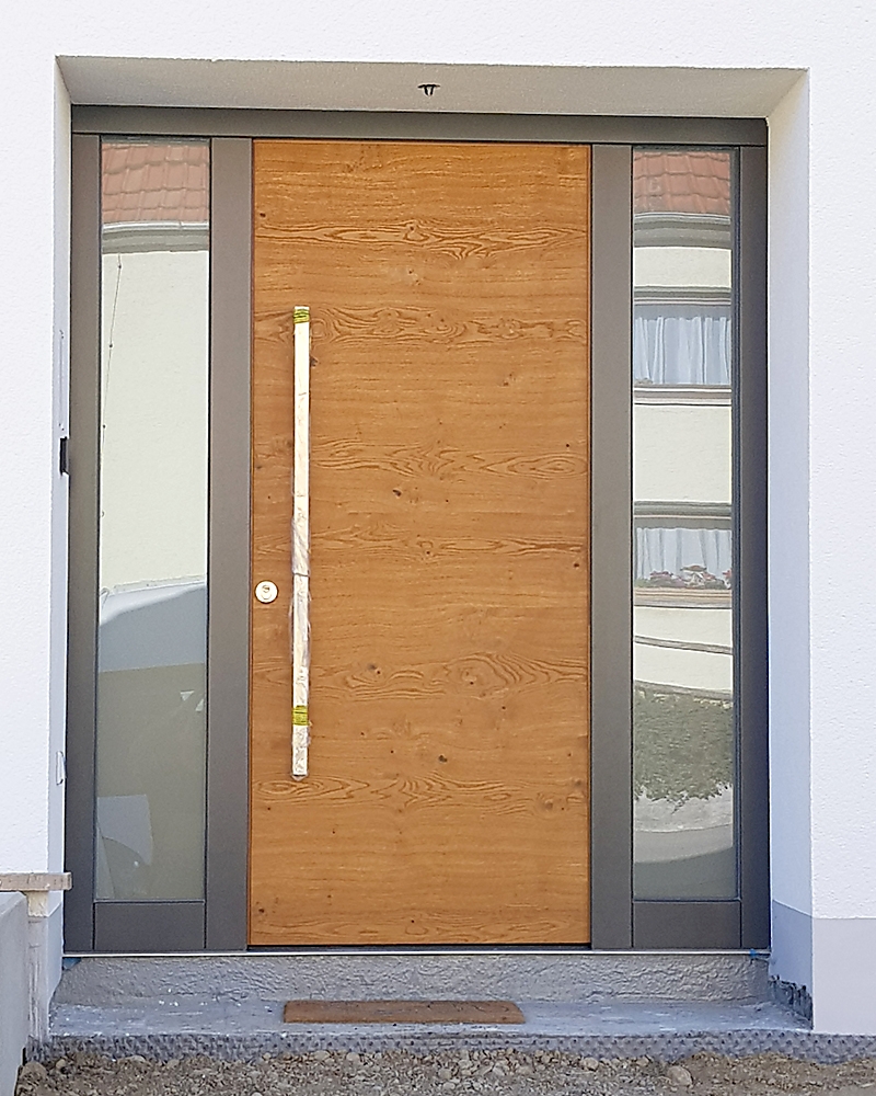 Holz-Haustür in Eiche gebürstet, querfurniert und geölt. Rahmen in DB703 lackiert. Glas Satinato