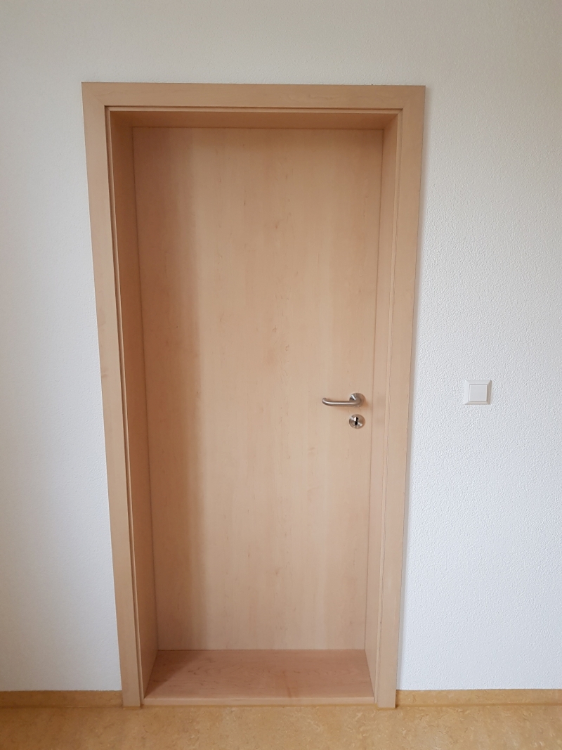 Innentür in Ahorn beschichtet mit Edelstahldrücker und massiver Türschwelle