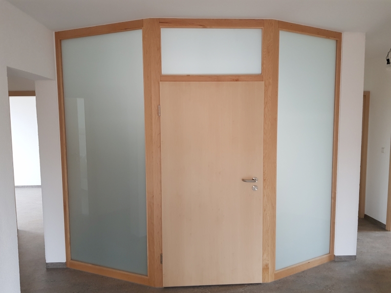 Windfangelement über Eck in Ahron massiv mit Wohnungsabschlußtür und mattierten VSG Gläser