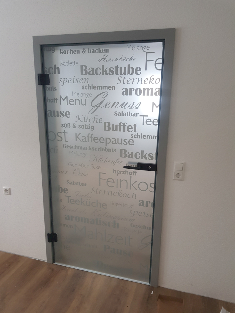 Ganzglastüre mit Siebdruck oder Digitaldruck möglich. Beschläge in schwarz matt.