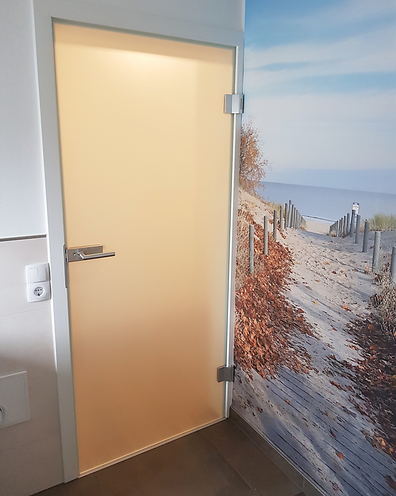 Badtür als Ganzglastür in Satinato. Beschlag Edelstahl Puristo. Verschließbar durch kleinen Riegel.