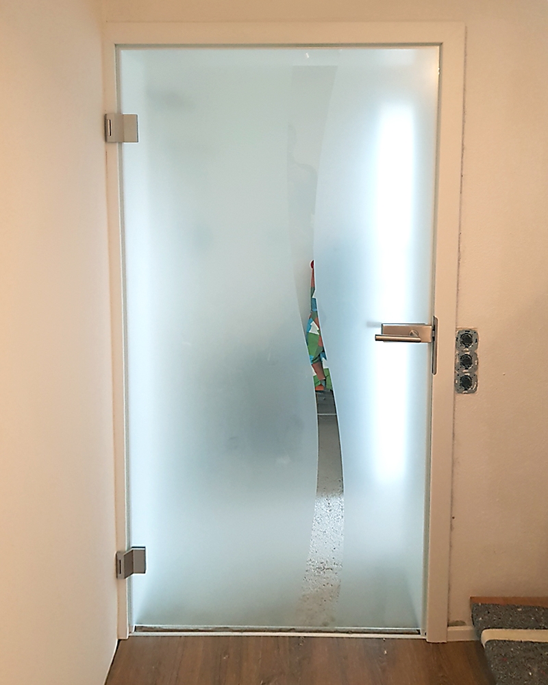 Wohnungseingangstür als Ganzglastür. Motiv Wave. Fläche matt, Motiv Klar. Beschlag Edelstahl Puristo. Unverschließbar.