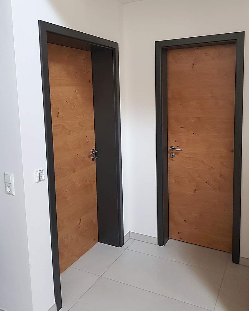 Innentüren in Eiche astig, querfurniert und lackiert. Zarge in Anthrazitgrau beschichtet.