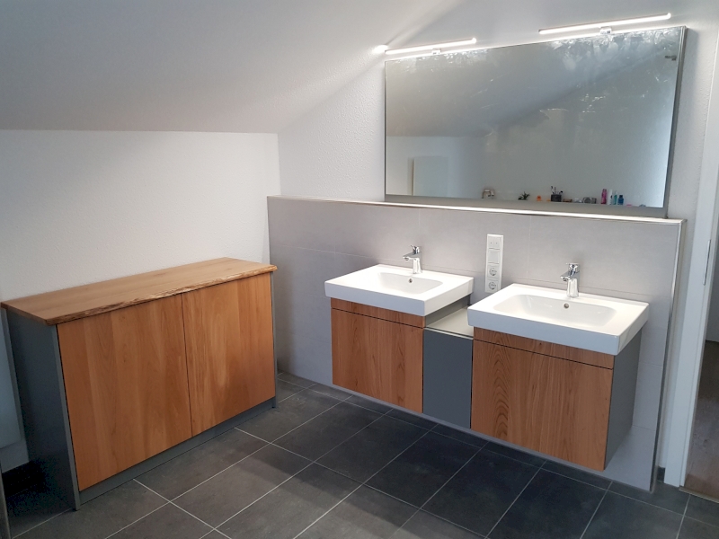 Badmöbel in MDF staubgrau lackiert mit massiver Eiche Front. Spiegel incl. LED-Beleuchtung.