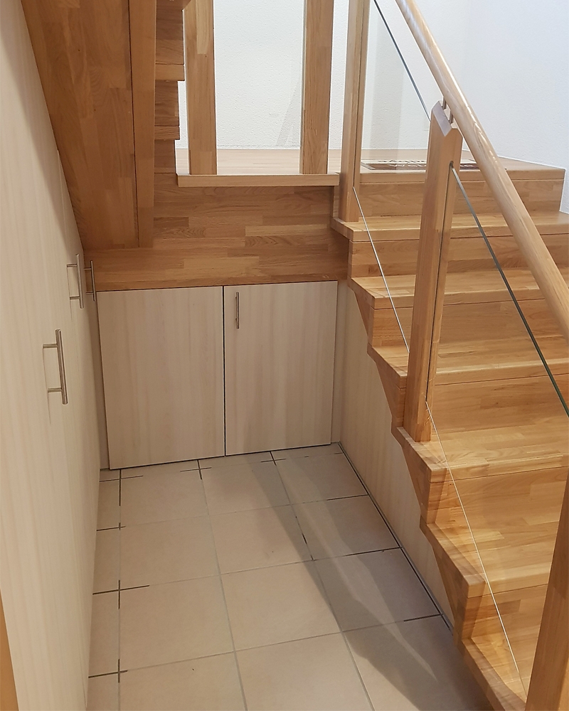 Einbaumöbel unter Treppe. Front in Eiche massiv und aus beschichteter Ahorn Platte.