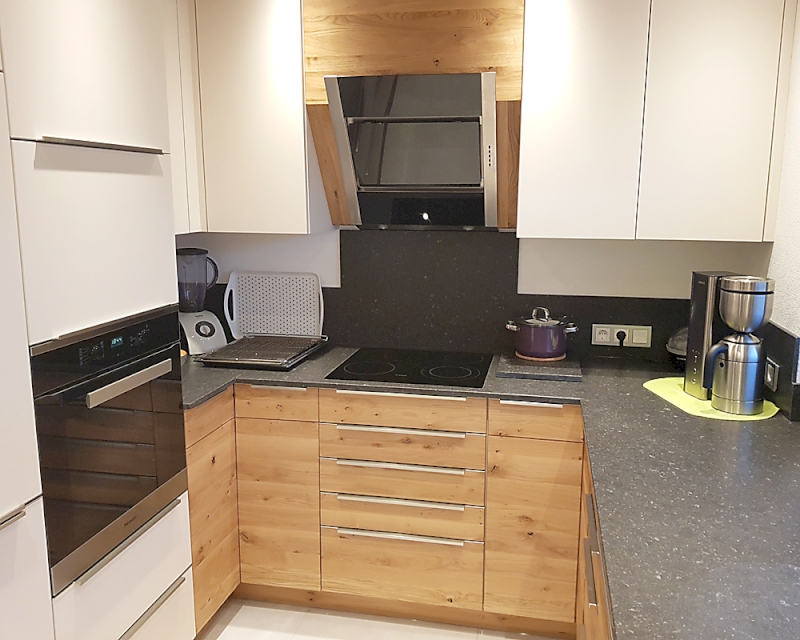 Einbauküche in Wildeiche und Magnolie, Arbeitsplatte in SileStone