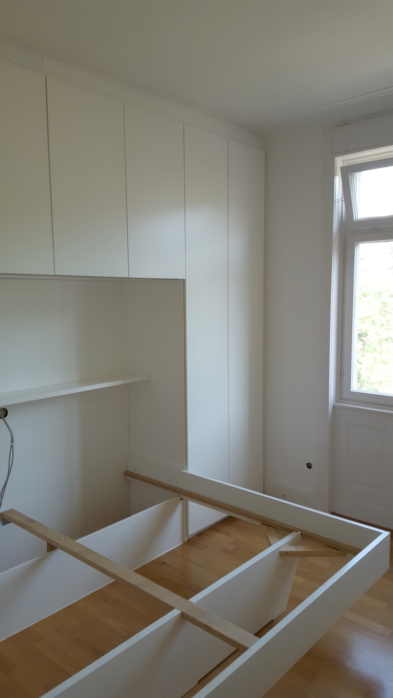 Einbauschrank in MDF weiß lackiert mit integrietem Doppelbett.