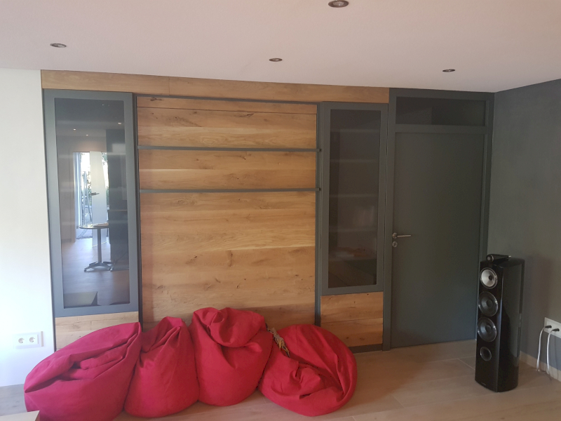 Dieses platzsparende Aufstellbett ist ideal für Ihre Gäste. Schlafkombination in Massiveiche mit anthrazitfarbigen Akzenten - modern und harmonisch in der Optik.