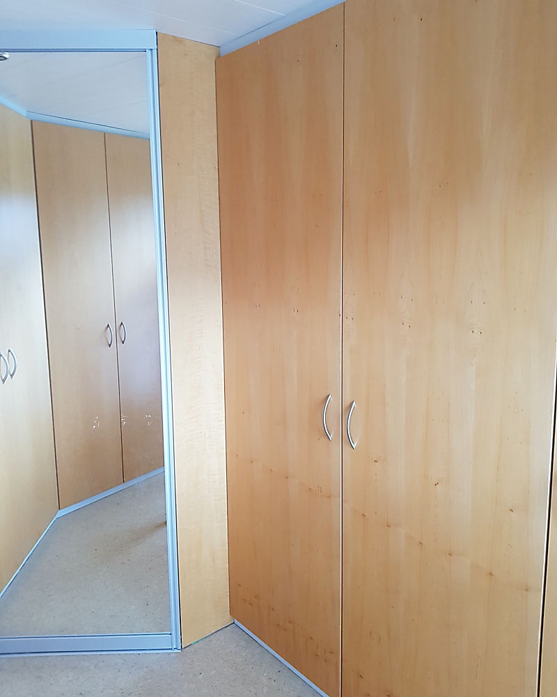 begehbare Ankleide in Erle lackiert mit Spiegelschiebetür mit Einzugsdämpfung
