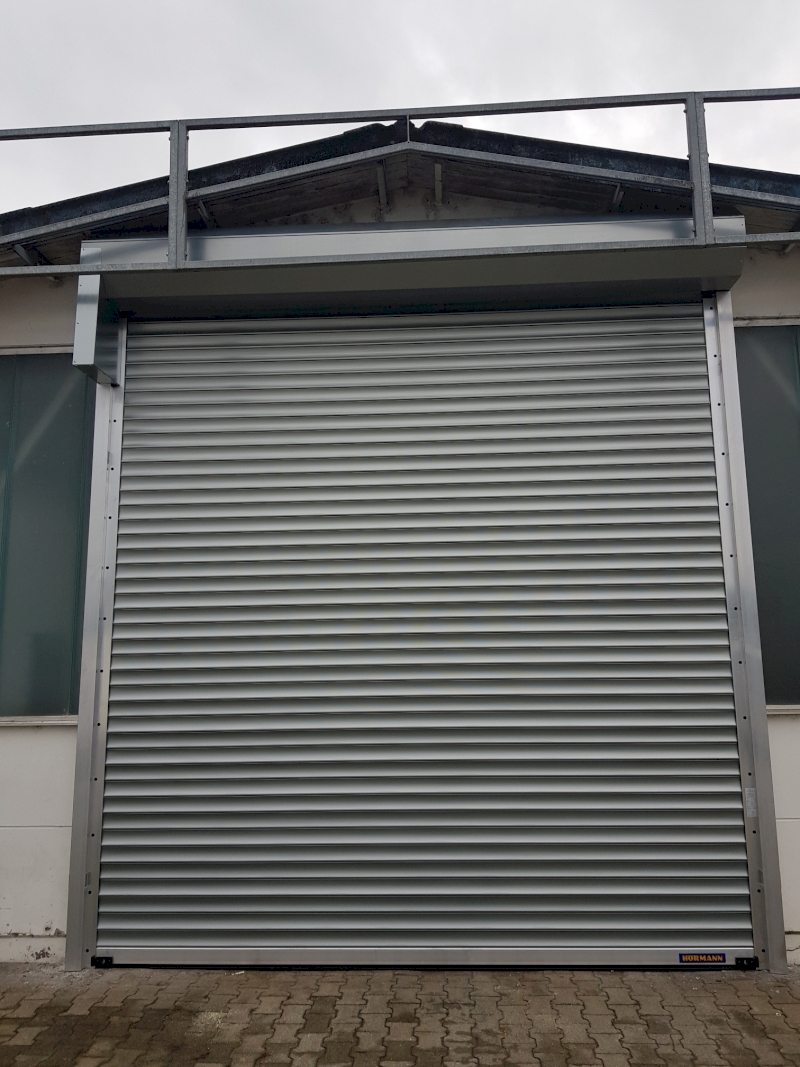 Industrie Rolltor SB als Außenroller. Mit Panzer und Antriebsverkleidung.